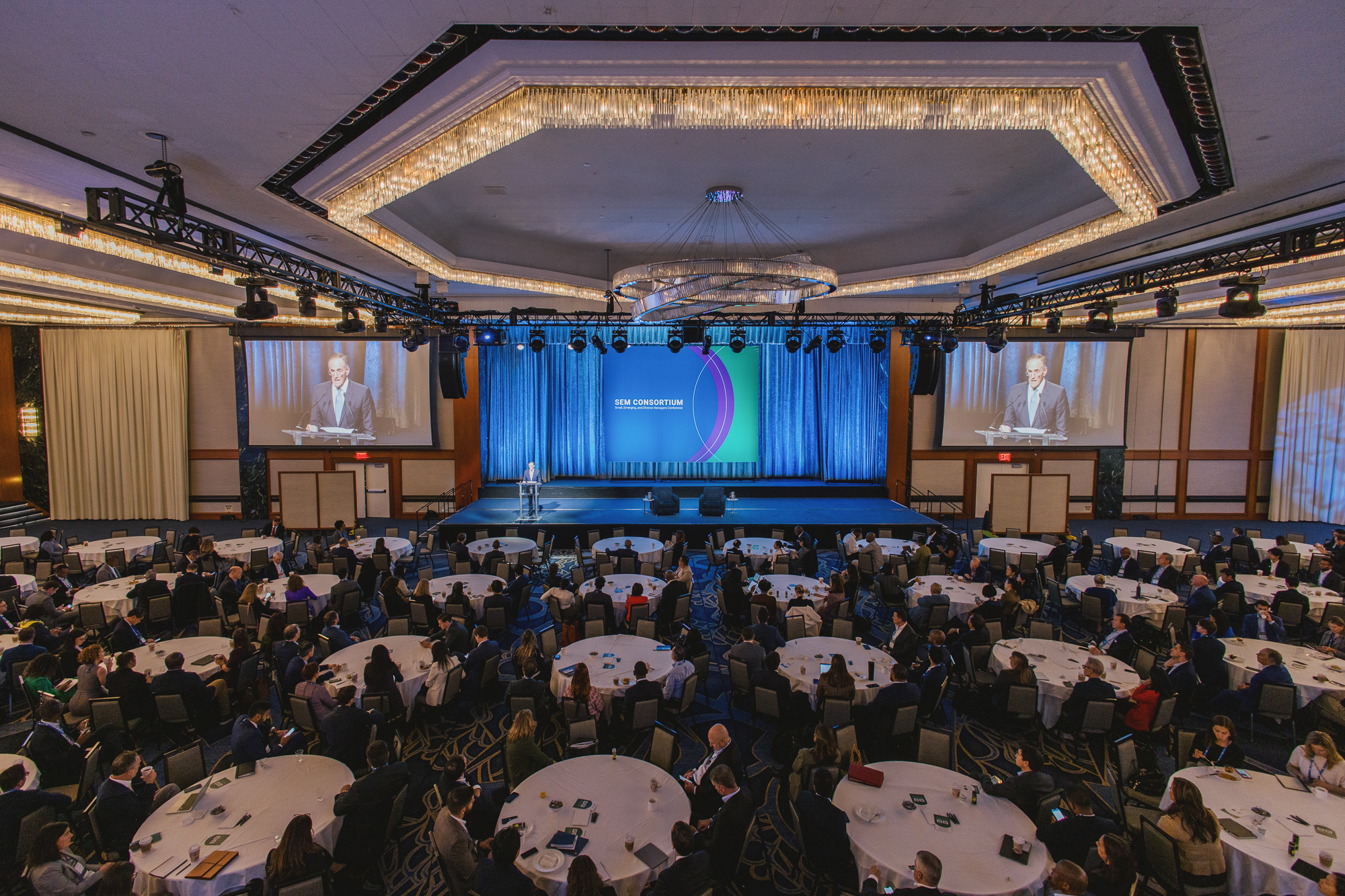 マイケル・サックスがステージでプレゼントし、セムコンソーシアム2025のメインボールルーム