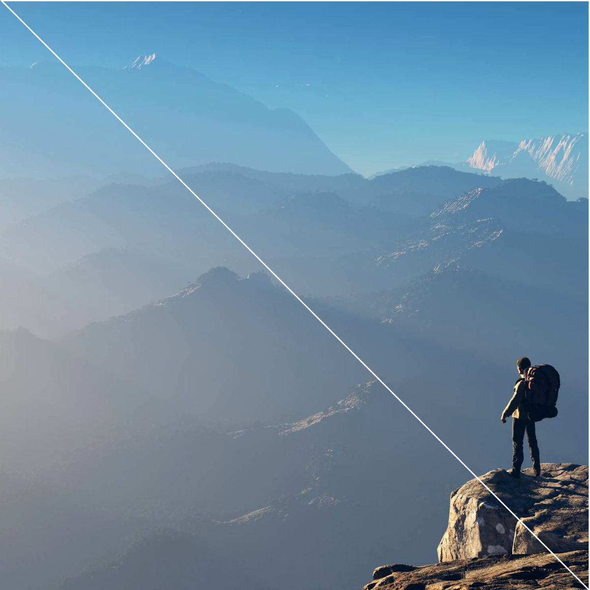 山頂に立っている男