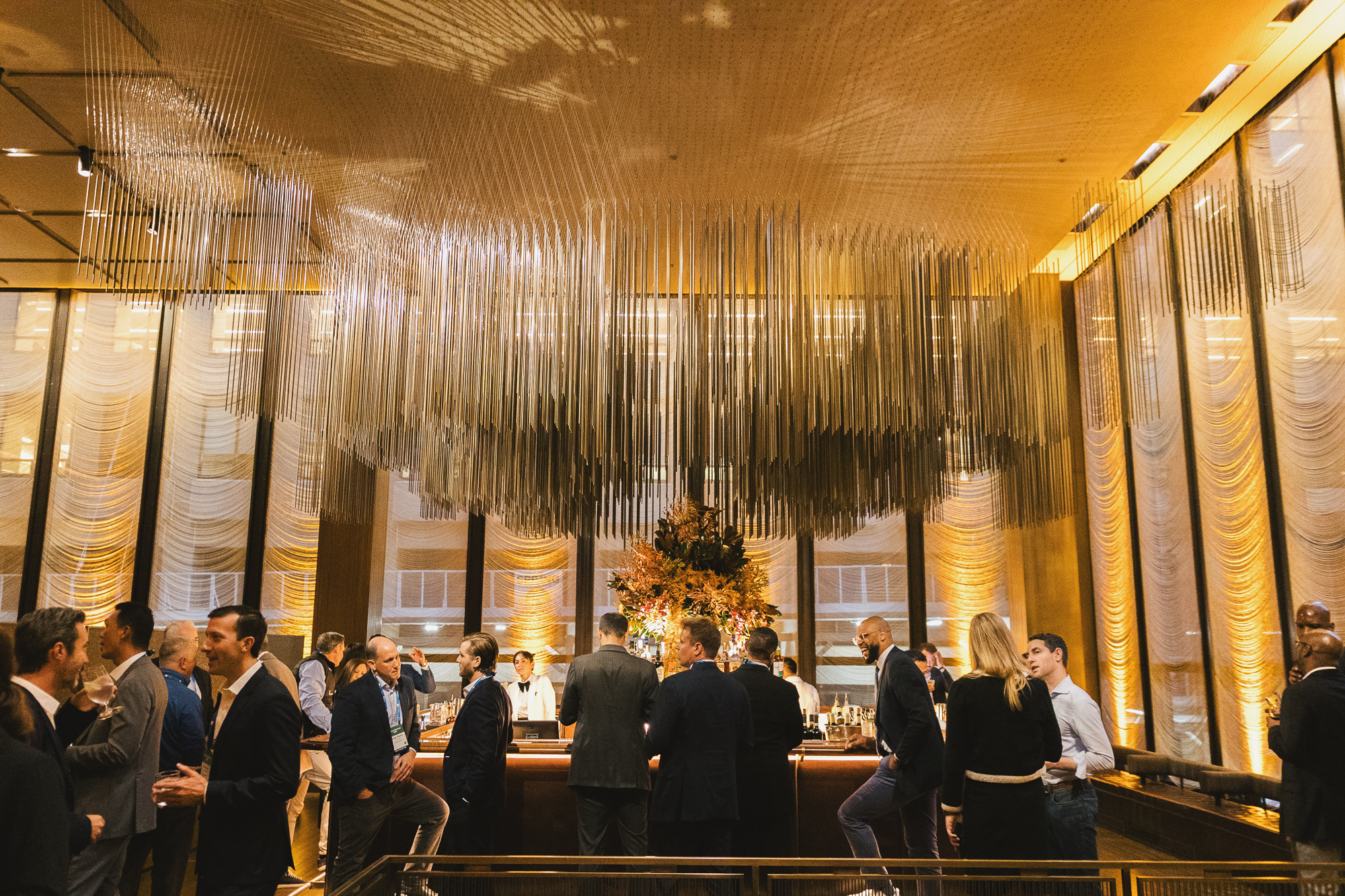 バーの周りで話しているレセプションの人々のグループ