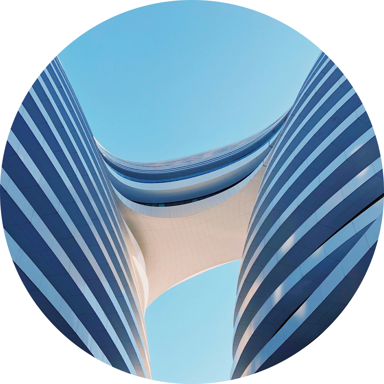 幾何学的な橋に接続された2つの建物