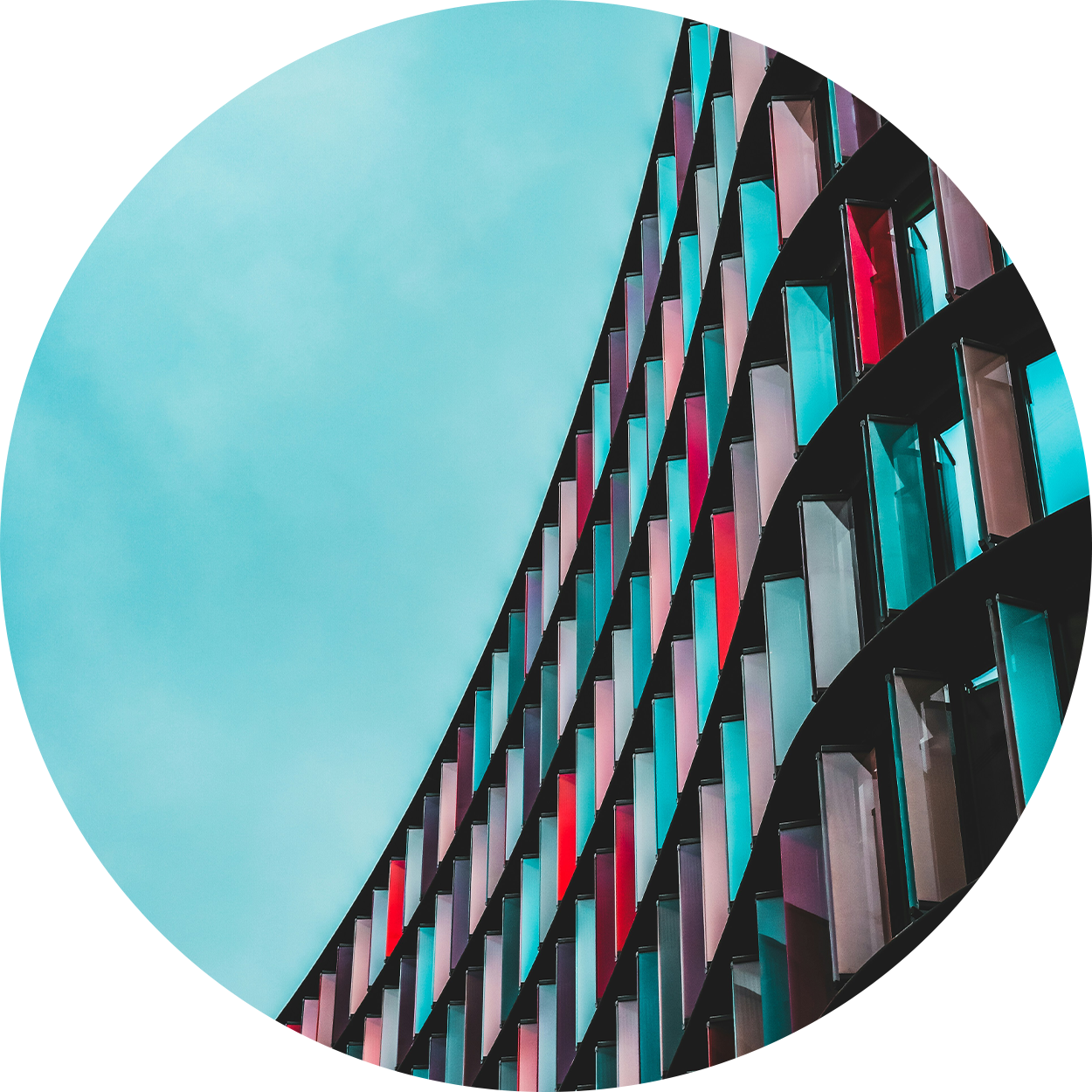 青い空に対する赤と青の幾何学的な窓