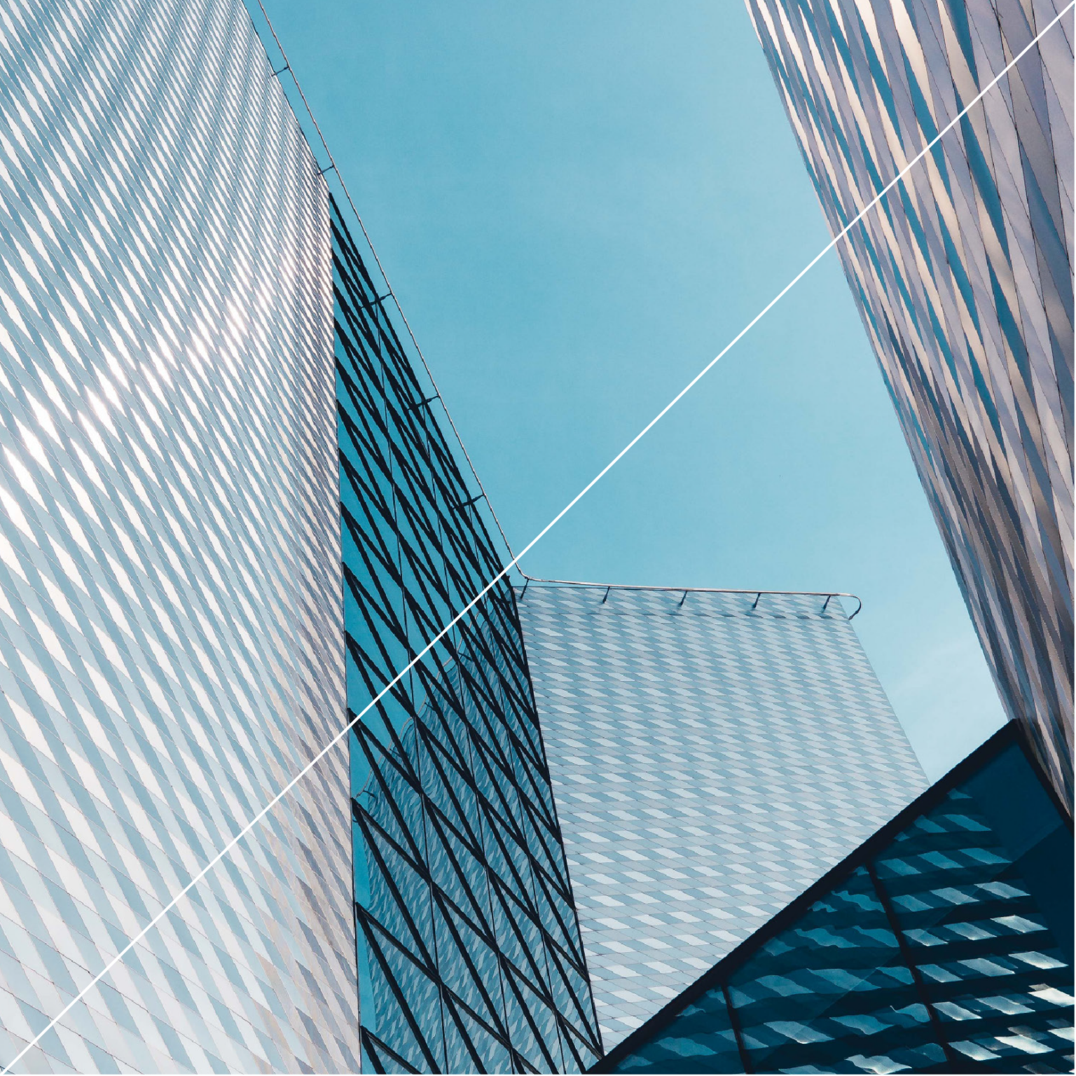 幾何学的な青い高層ビルを見上げる通りからの眺め