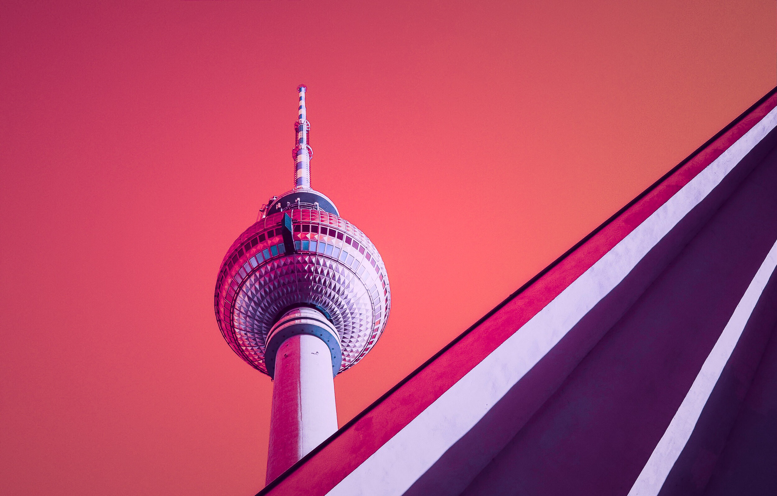 ベルリンのテレビタワーの低いアングルショット、ベルリナー・フェルンセートゥルム。ドイツ。