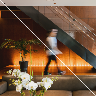 GCM Grosvenorレセプションエリアを通り抜ける個人的な歩行のぼやけた写真