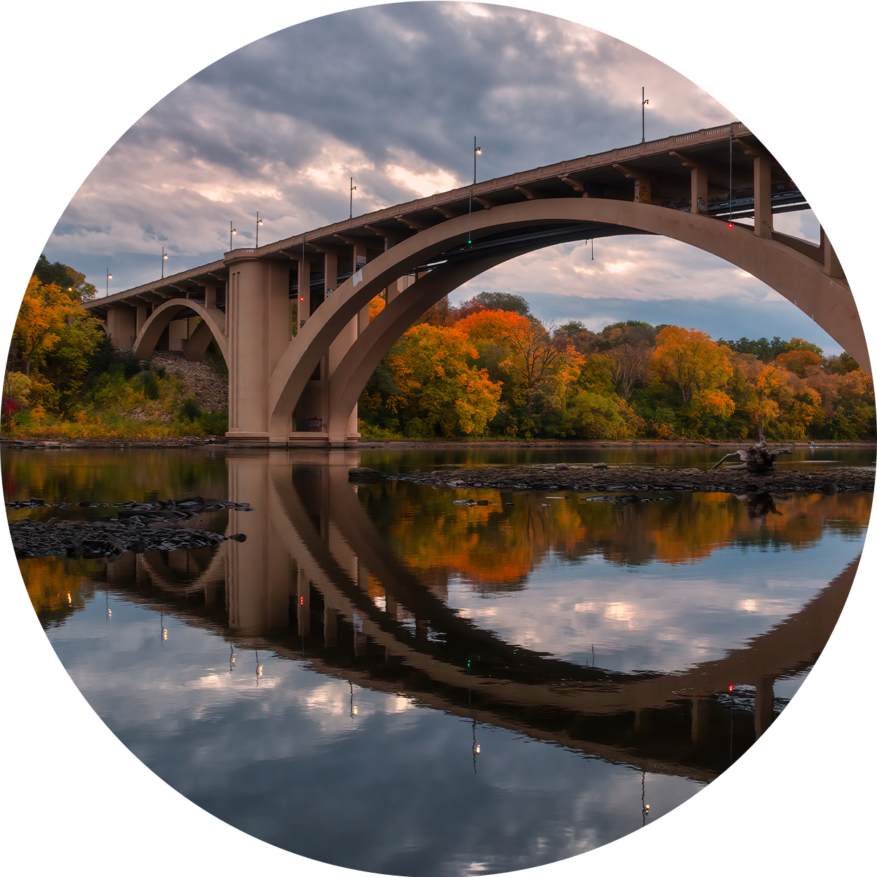 縁から縁まで及ぶ橋の川からの眺め