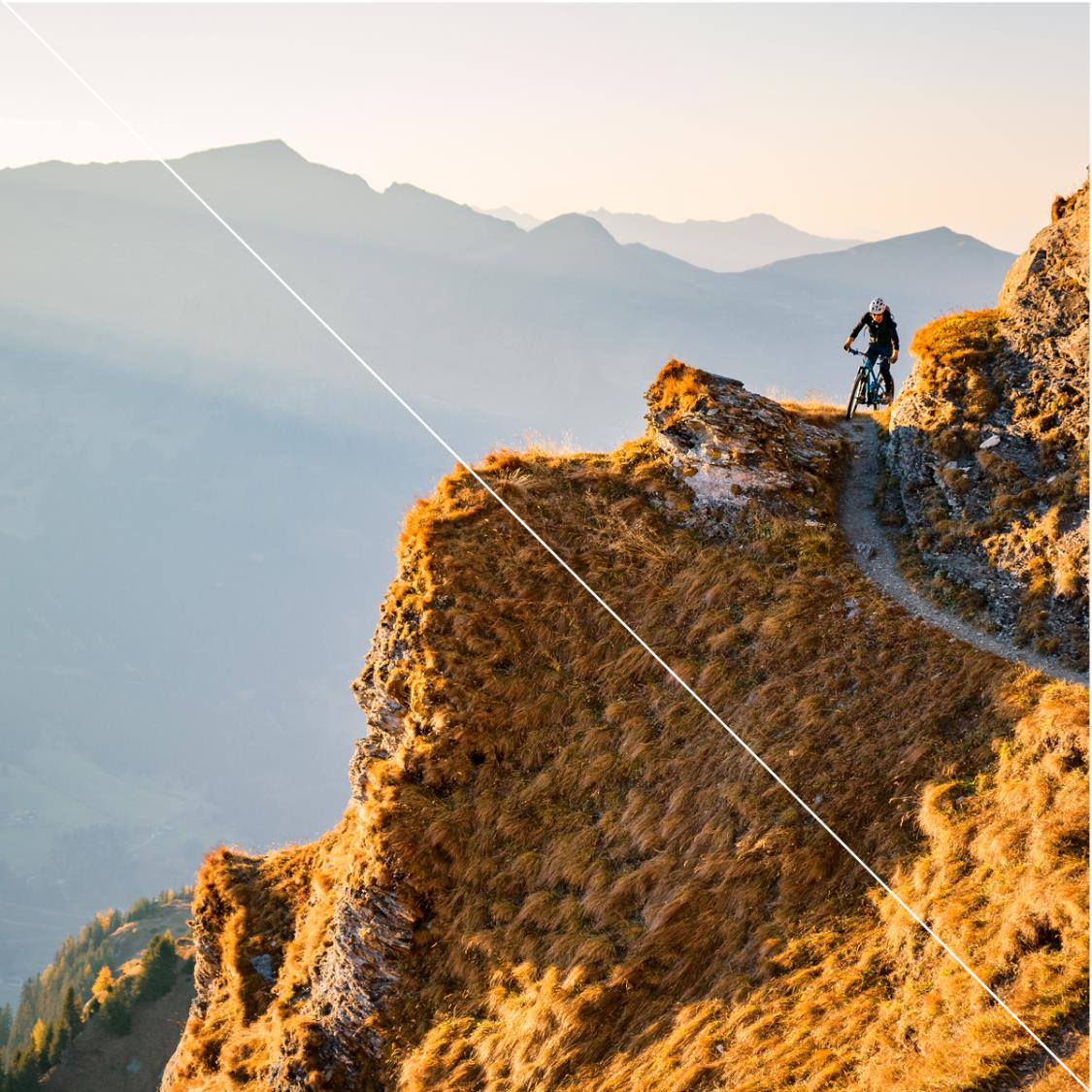 急な山頂の道を巻くマウンテンバイカー